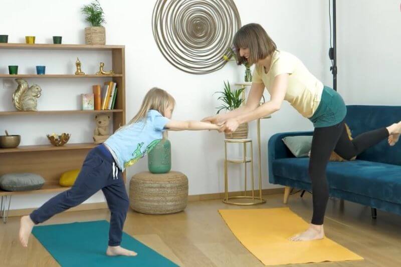 Yoga-Übungen für Kinder: Einfache Figuren mit Anleitung